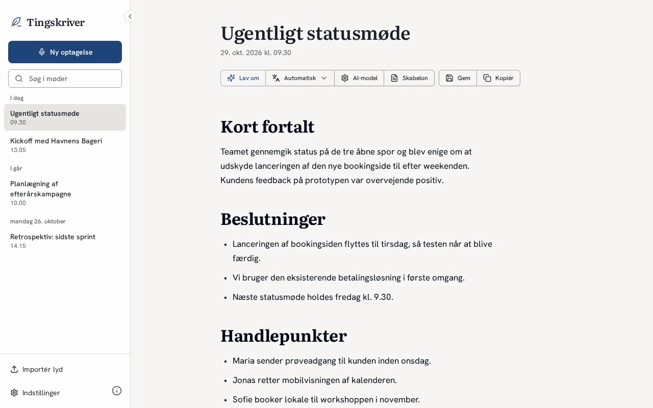 Tingskriver med et referat af et statusmøde: kort resumé, beslutninger og handlepunkter, og mødelisten i venstre side.